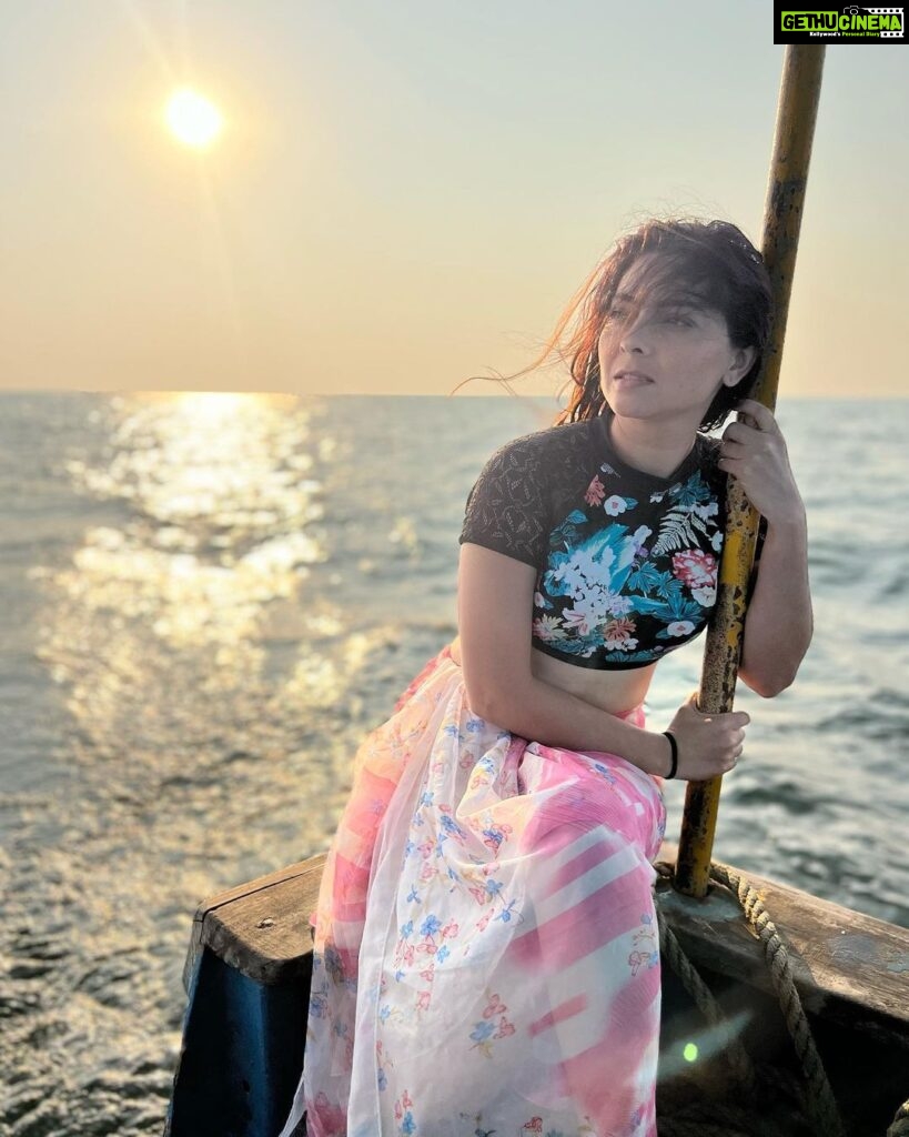 Sonalee Kulkarni Instagram - Explore the unknown realms within… dive into the depths of your soul.. Go experience a the deep sea life in #maharashtra 🌊 #scubadive #dive #sea #water #devbaghbeach #tarkali #malvan #maharashtra #deepbluesea #sonaleekulkarni #maharashtraonmylips Pictures by @rajmalusare02 Devbag Beach