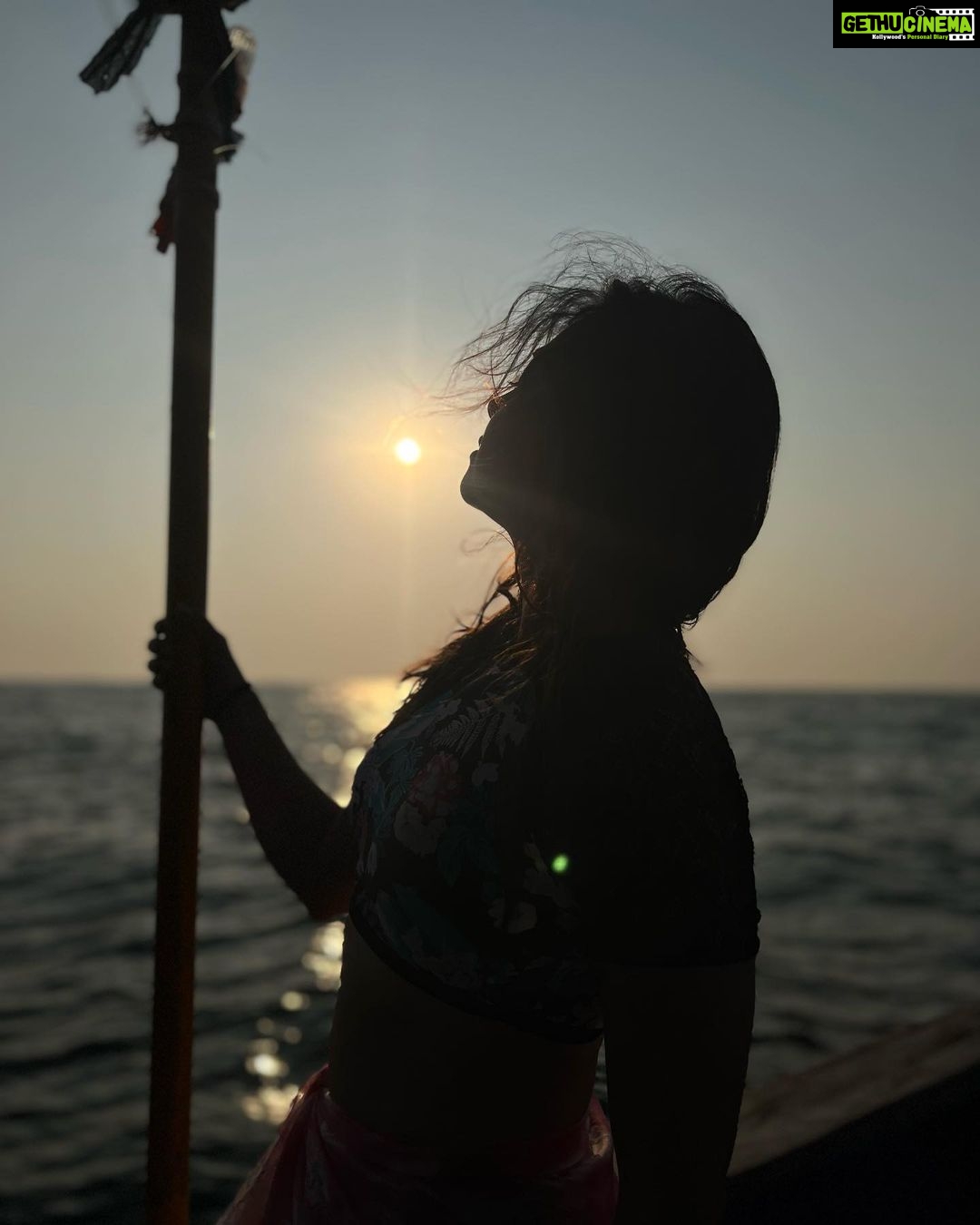 Sonalee Kulkarni Instagram - Explore the unknown realms within… dive into the depths of your soul.. Go experience a the deep sea life in #maharashtra 🌊 #scubadive #dive #sea #water #devbaghbeach #tarkali #malvan #maharashtra #deepbluesea #sonaleekulkarni #maharashtraonmylips Pictures by @rajmalusare02 Devbag Beach