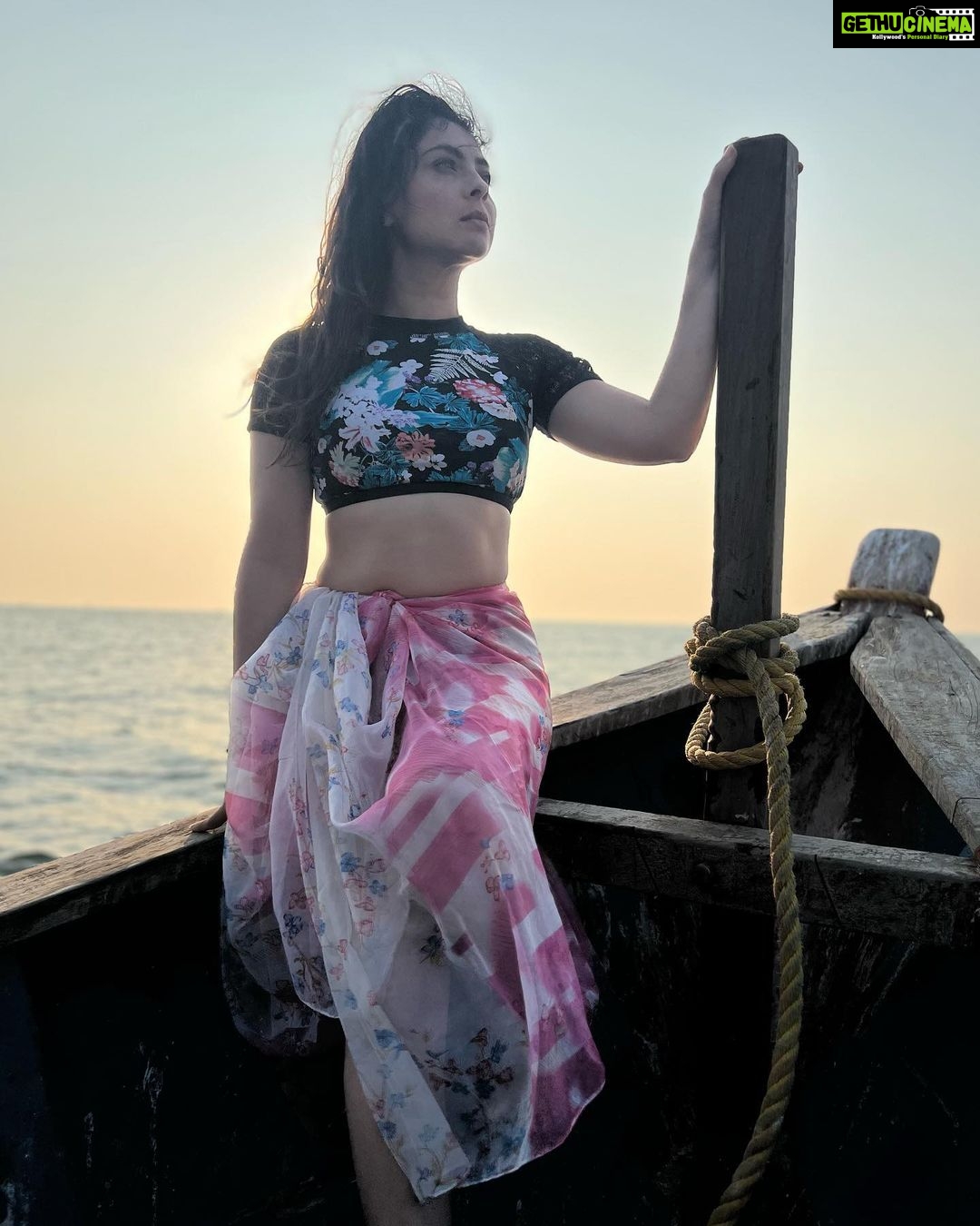 Sonalee Kulkarni Instagram - Explore the unknown realms within… dive into the depths of your soul.. Go experience a the deep sea life in #maharashtra 🌊 #scubadive #dive #sea #water #devbaghbeach #tarkali #malvan #maharashtra #deepbluesea #sonaleekulkarni #maharashtraonmylips Pictures by @rajmalusare02 Devbag Beach