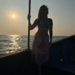 Sonalee Kulkarni Instagram - Explore the unknown realms within… dive into the depths of your soul.. Go experience a the deep sea life in #maharashtra 🌊 #scubadive #dive #sea #water #devbaghbeach #tarkali #malvan #maharashtra #deepbluesea #sonaleekulkarni #maharashtraonmylips Pictures by @rajmalusare02 Devbag Beach
