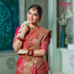 Sonalee Kulkarni Instagram - नवरी नटली with #sonaleepaithani लग्न म्हटलं की आठवणींचा खजिना. आणि ह्या आठवणी सुंदर बनवण्यासाठी सोनाली पैठणी घेऊन येत आहे नवीन “लग्न कलेक्शन” ! कलेक्शन बघण्यासाठी स्टोअर ला भेट द्या Saree @sonalee_paithani Campaign by @epicmarketingindia Photography @bharatpawarphotography Stylist @stylist_girijakelkar Makeup @vinodsarode Hair @trupti_hairstylist04 Curated by @nikitadsule #weddingcollection #weddingwear #festivewear #reels #reelitfeelit #explorepage #maharashtra #nashik #sonaleekulkarni #sareelove #saree #traditional #kanchipuram #banarasi #paithani #indianwear #yeolapaithani #madeinindia #vocalforlocal #handmade #ethnicwear #smallbusiness #designersaree Sonalee Paithani