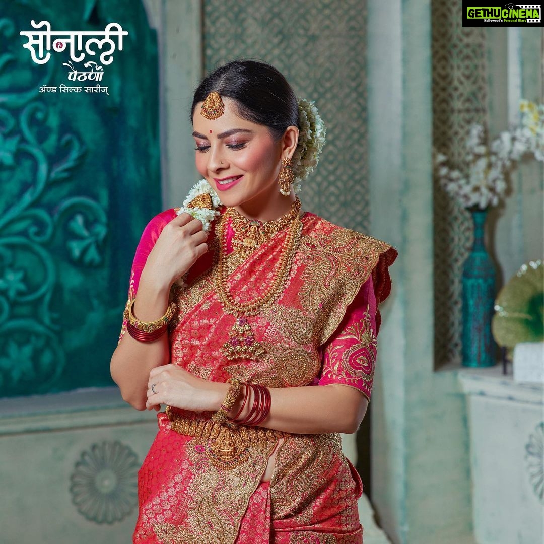 Sonalee Kulkarni Instagram - नवरी नटली with #sonaleepaithani लग्न म्हटलं की आठवणींचा खजिना. आणि ह्या आठवणी सुंदर बनवण्यासाठी सोनाली पैठणी घेऊन येत आहे नवीन “लग्न कलेक्शन” ! कलेक्शन बघण्यासाठी स्टोअर ला भेट द्या Saree @sonalee_paithani Campaign by @epicmarketingindia Photography @bharatpawarphotography Stylist @stylist_girijakelkar Makeup @vinodsarode Hair @trupti_hairstylist04 Curated by @nikitadsule #weddingcollection #weddingwear #festivewear #reels #reelitfeelit #explorepage #maharashtra #nashik #sonaleekulkarni #sareelove #saree #traditional #kanchipuram #banarasi #paithani #indianwear #yeolapaithani #madeinindia #vocalforlocal #handmade #ethnicwear #smallbusiness #designersaree Sonalee Paithani
