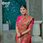 Sonalee Kulkarni Instagram – नवरी नटली with #sonaleepaithani 

लग्न म्हटलं की आठवणींचा खजिना. आणि ह्या आठवणी सुंदर बनवण्यासाठी सोनाली पैठणी घेऊन येत आहे नवीन “लग्न कलेक्शन” ! 
कलेक्शन बघण्यासाठी स्टोअर ला भेट द्या

Saree @sonalee_paithani 
Campaign by @epicmarketingindia 
Photography @bharatpawarphotography 
Stylist @stylist_girijakelkar 
Makeup @vinodsarode 
Hair @trupti_hairstylist04 
Curated by @nikitadsule 

#weddingcollection #weddingwear #festivewear #reels #reelitfeelit #explorepage #maharashtra #nashik #sonaleekulkarni #sareelove #saree #traditional #kanchipuram #banarasi #paithani #indianwear #yeolapaithani #madeinindia #vocalforlocal #handmade #ethnicwear #smallbusiness #designersaree Sonalee Paithani