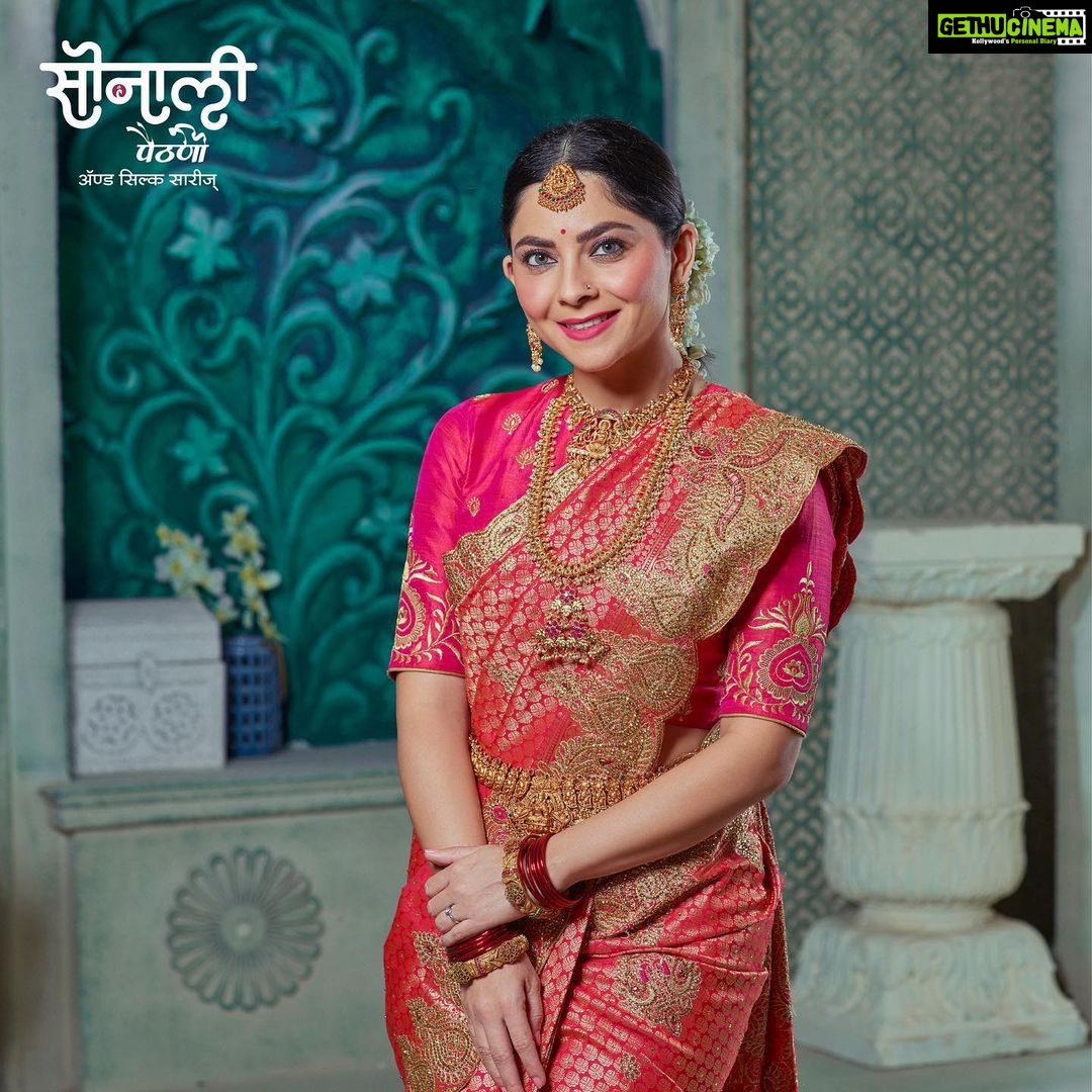 Sonalee Kulkarni Instagram - नवरी नटली with #sonaleepaithani लग्न म्हटलं की आठवणींचा खजिना. आणि ह्या आठवणी सुंदर बनवण्यासाठी सोनाली पैठणी घेऊन येत आहे नवीन “लग्न कलेक्शन” ! कलेक्शन बघण्यासाठी स्टोअर ला भेट द्या Saree @sonalee_paithani Campaign by @epicmarketingindia Photography @bharatpawarphotography Stylist @stylist_girijakelkar Makeup @vinodsarode Hair @trupti_hairstylist04 Curated by @nikitadsule #weddingcollection #weddingwear #festivewear #reels #reelitfeelit #explorepage #maharashtra #nashik #sonaleekulkarni #sareelove #saree #traditional #kanchipuram #banarasi #paithani #indianwear #yeolapaithani #madeinindia #vocalforlocal #handmade #ethnicwear #smallbusiness #designersaree Sonalee Paithani