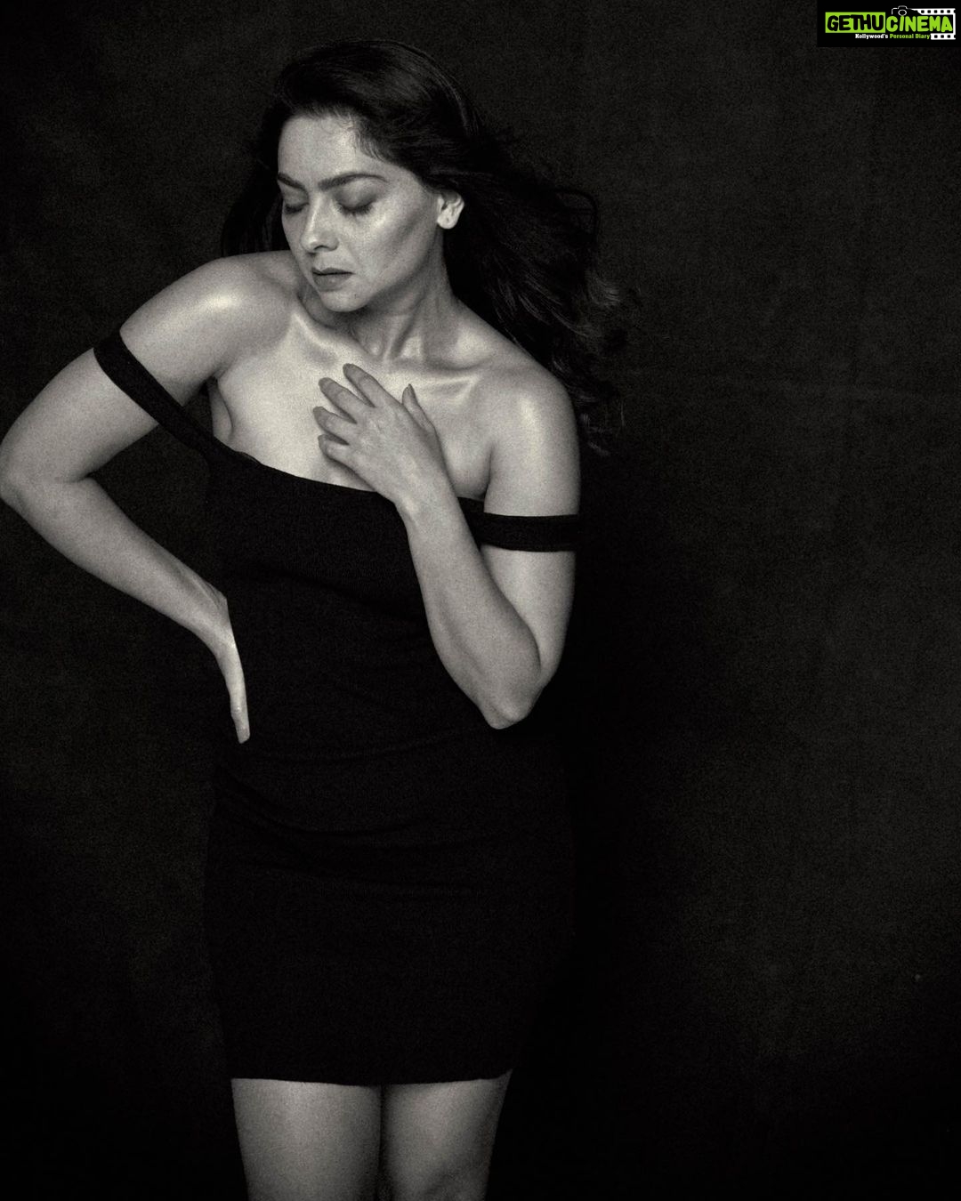 Sonalee Kulkarni Instagram - I'm back to cause a commotion. I'm back to demoralize. Sit back and feel the emotion. I'm back to keep it alive. I'm back watch out I'm back! This is an #appreciation #photoshoot and #appreciationpost💕 for my #trainer @mr.yashpatel @askknatural for watching my back! Pictures @tejasnerurkarr #sonaleekulkarni #newphotoshoot #backtobasics #blackandwhite #raw #real #rustic #muscular #strong