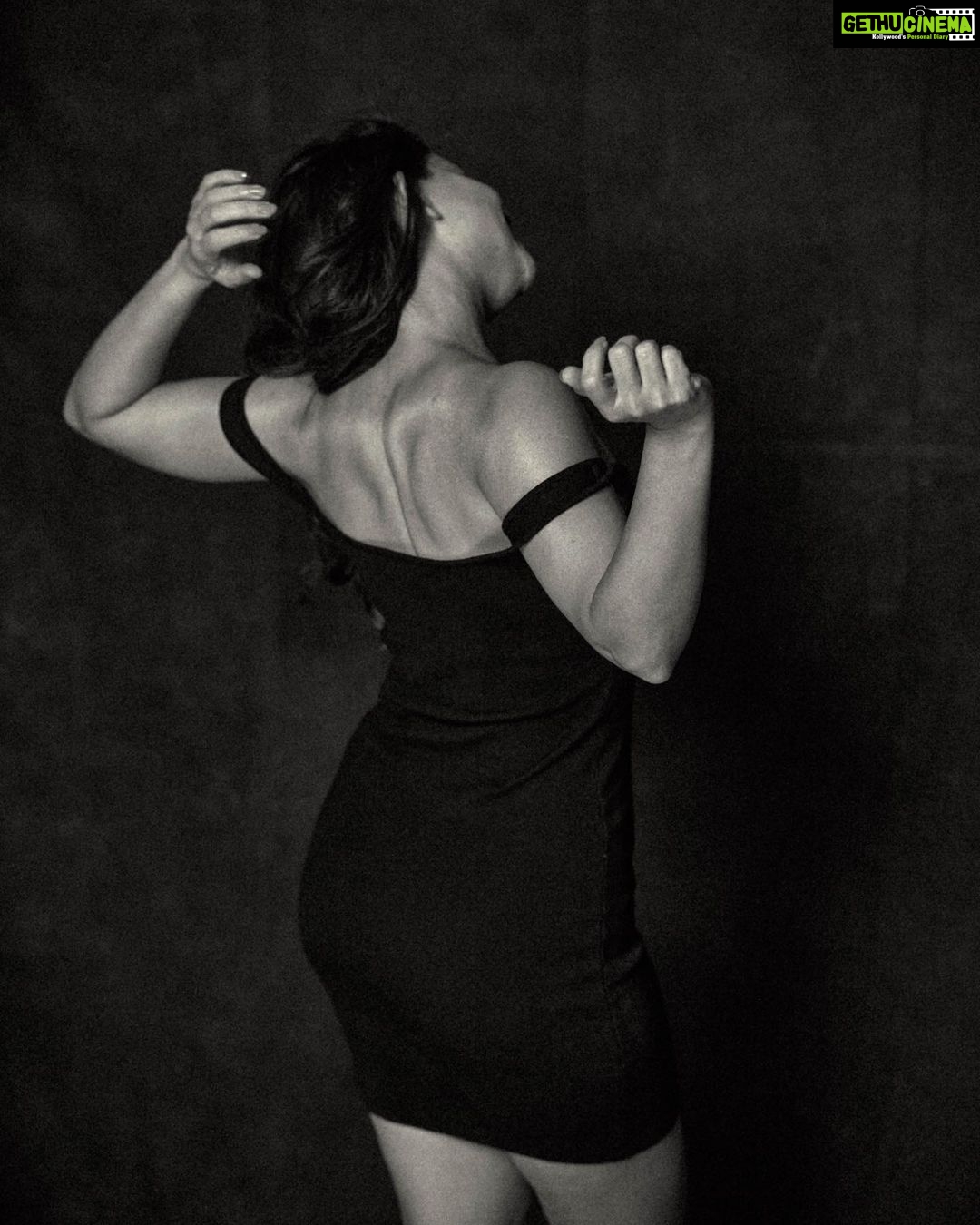 Sonalee Kulkarni Instagram - I'm back to cause a commotion. I'm back to demoralize. Sit back and feel the emotion. I'm back to keep it alive. I'm back watch out I'm back! This is an #appreciation #photoshoot and #appreciationpost💕 for my #trainer @mr.yashpatel @askknatural for watching my back! Pictures @tejasnerurkarr #sonaleekulkarni #newphotoshoot #backtobasics #blackandwhite #raw #real #rustic #muscular #strong