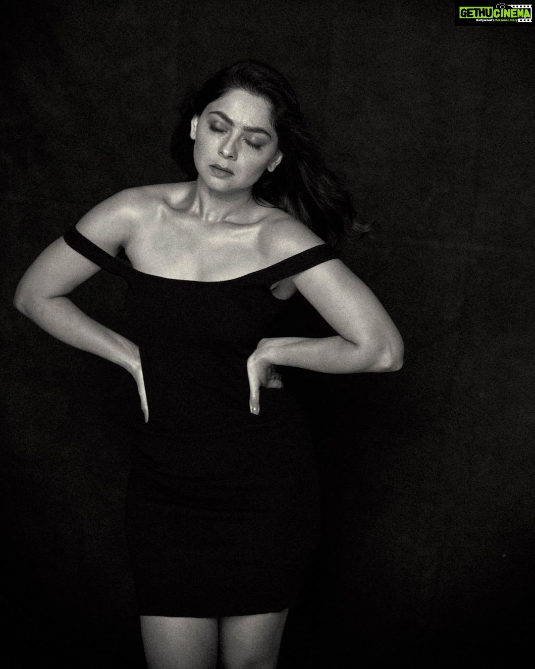 Sonalee Kulkarni Instagram - I'm back to cause a commotion. I'm back to demoralize. Sit back and feel the emotion. I'm back to keep it alive. I'm back watch out I'm back! This is an #appreciation #photoshoot and #appreciationpost💕 for my #trainer @mr.yashpatel @askknatural for watching my back! Pictures @tejasnerurkarr #sonaleekulkarni #newphotoshoot #backtobasics #blackandwhite #raw #real #rustic #muscular #strong