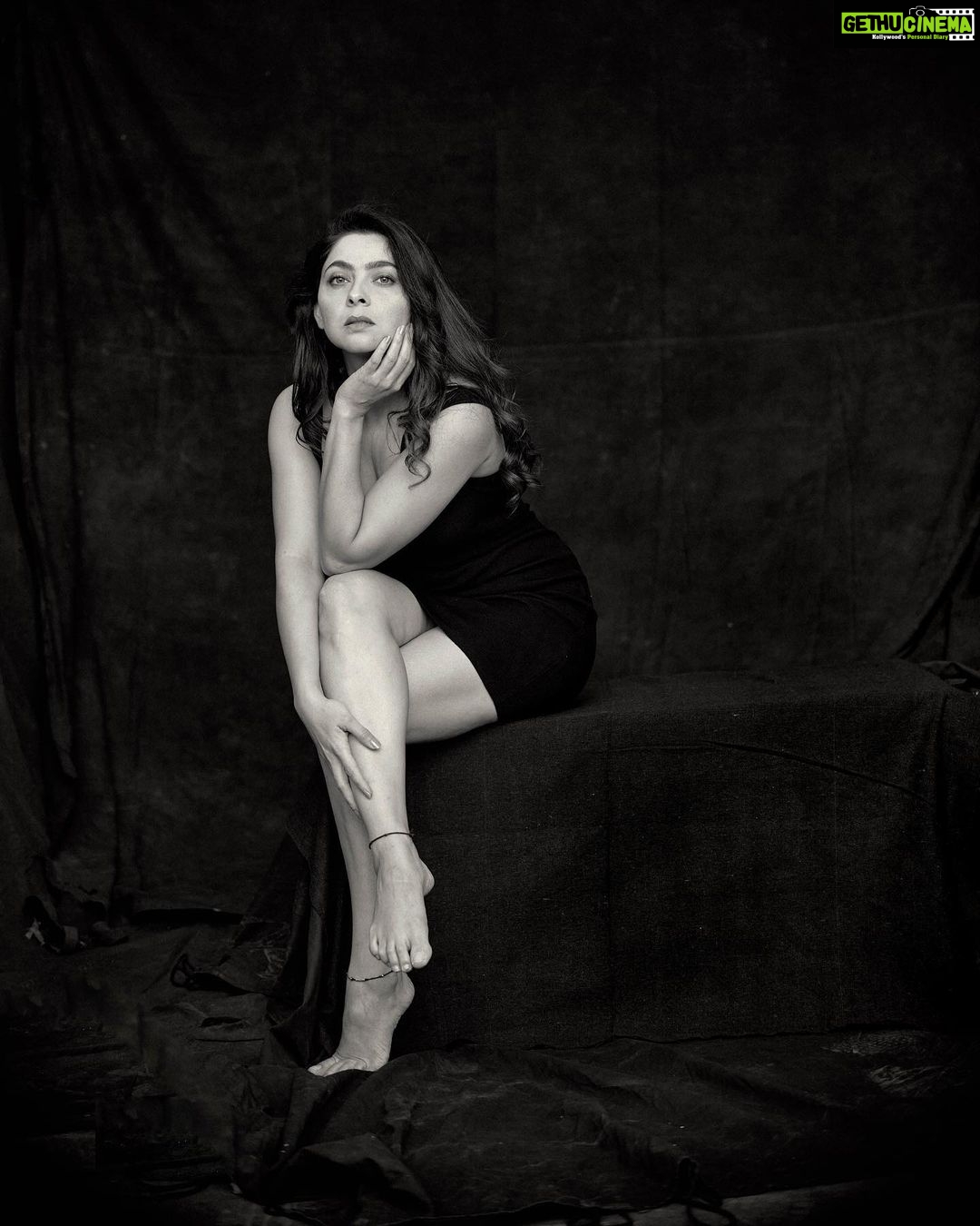 Sonalee Kulkarni Instagram - In the beginning it was all black and white! #newbeginnings #blackandwhite #black #white ##raw #real #sonaleekulkarni #blackmagic #newphotoshoot #newme #womaninblack #monochrome #pictures Pictures @tejasnerurkarr 📸