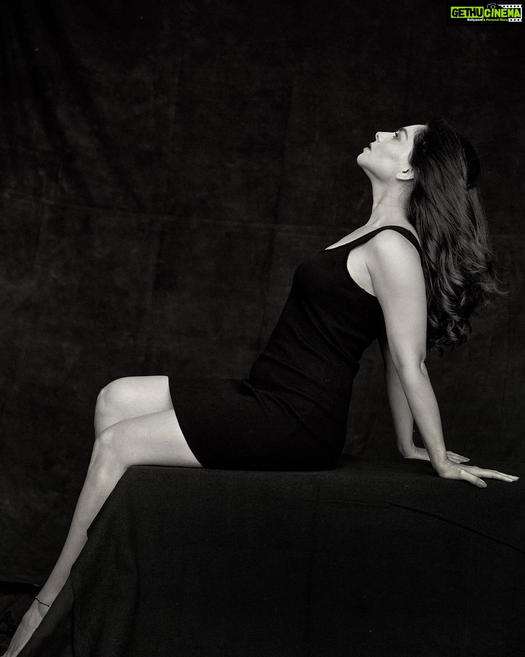 Sonalee Kulkarni Instagram - In the beginning it was all black and white! #newbeginnings #blackandwhite #black #white ##raw #real #sonaleekulkarni #blackmagic #newphotoshoot #newme #womaninblack #monochrome #pictures Pictures @tejasnerurkarr 📸