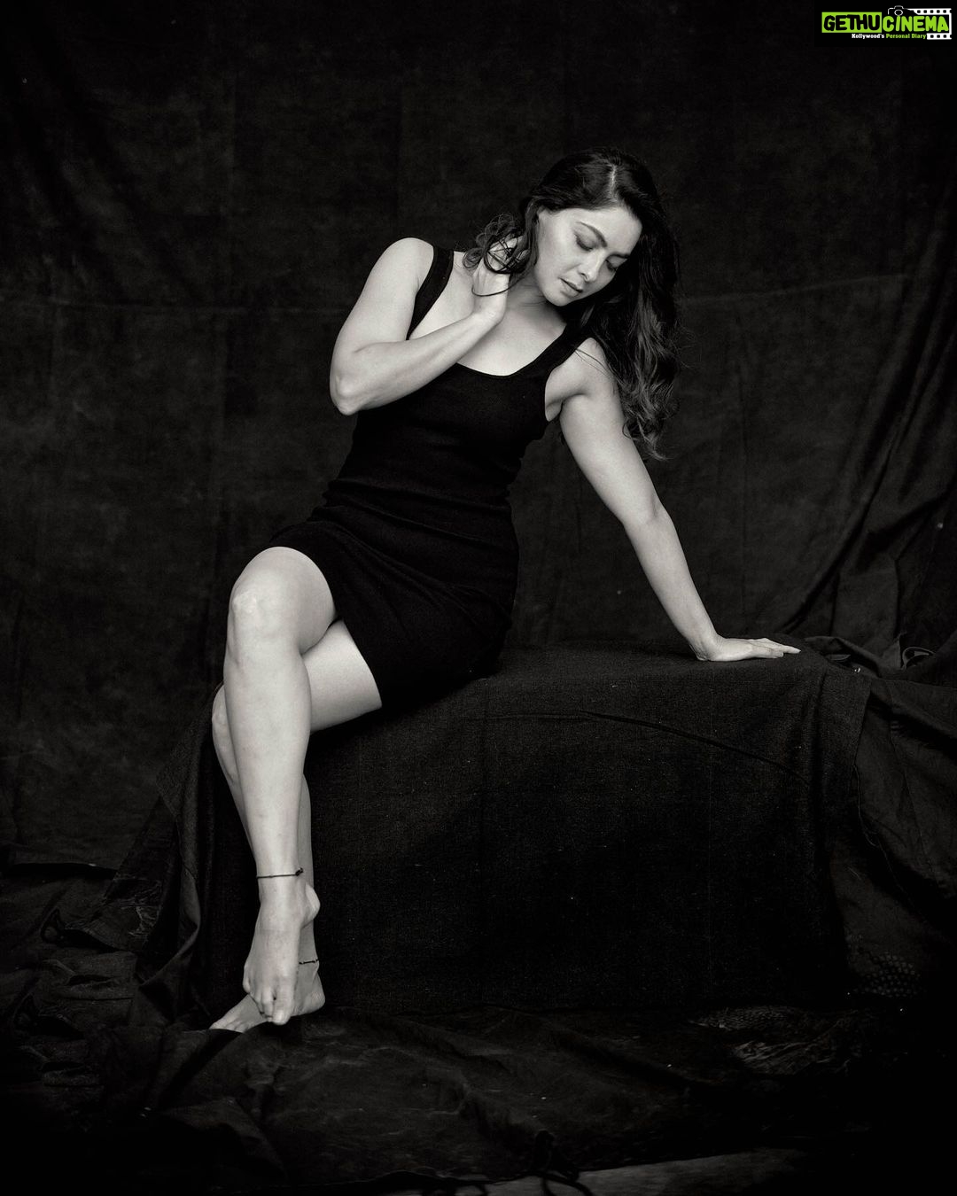 Sonalee Kulkarni Instagram - In the beginning it was all black and white! #newbeginnings #blackandwhite #black #white ##raw #real #sonaleekulkarni #blackmagic #newphotoshoot #newme #womaninblack #monochrome #pictures Pictures @tejasnerurkarr 📸