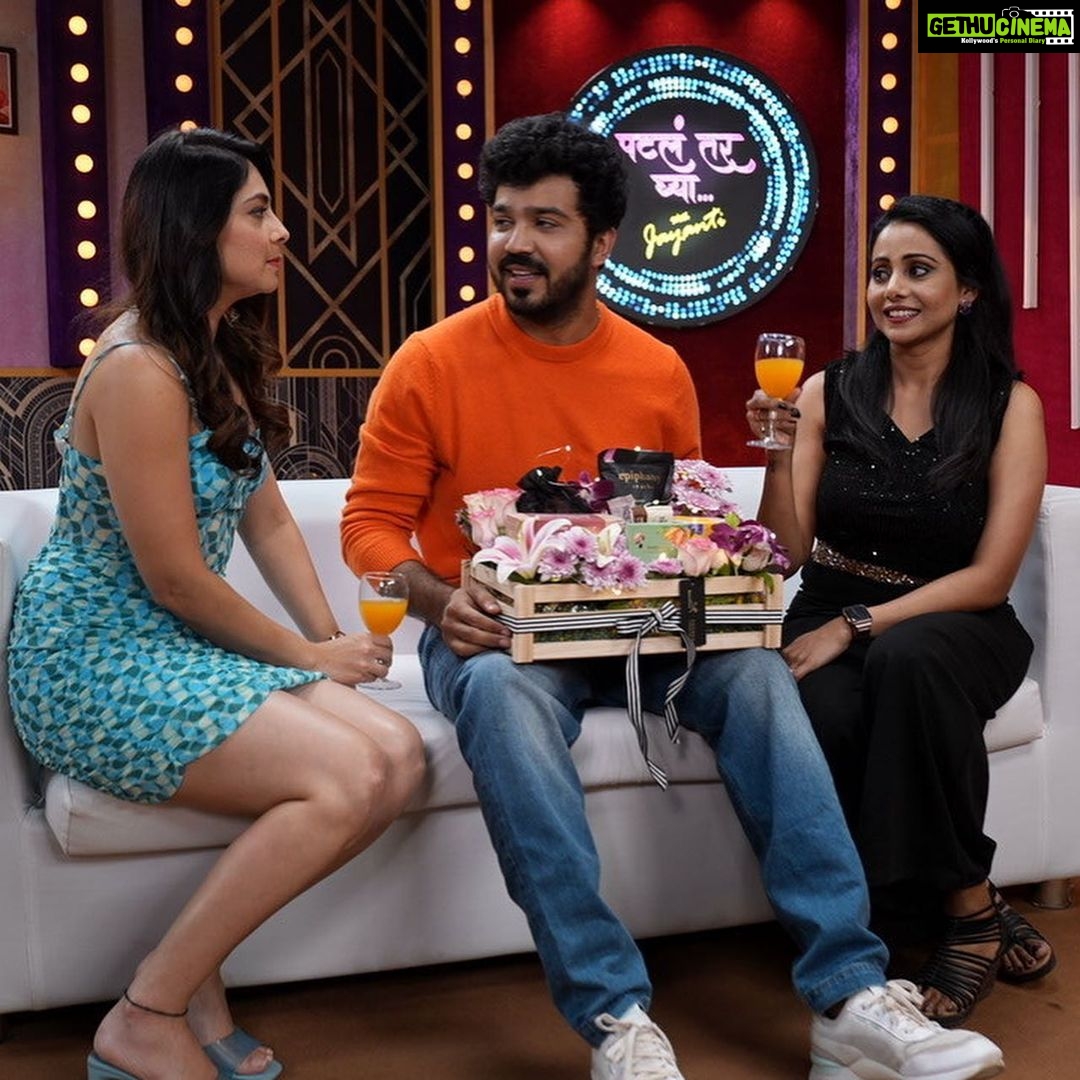 Sonalee Kulkarni Instagram - We share common laughs, fights and passion…. to know all this and also to find out who wins the hamper - नक्की पाहा #पटलंतरघ्या फक्त @planet.marathi वर Download the app and watch now! #patlatarghya on @planetmarathiott LINK IN BIO #sonaleekulkarni #aashaykulkarni #victoria #chatrapatitararani #onscreen #jodi #offscreen #friends #friendshipgoals #planetmarathi #talkshow