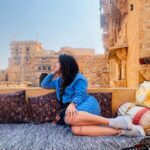 Sonalee Kulkarni Instagram - I don’t get #mondayblues I only wear #blues on #monday 💙 😉🤪 #sonaleekulkarni #jaisalmer #goldencity #suwarnanagri #rajasthan #traveller #love Golden Fort - Jaisalmer