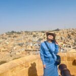 Sonalee Kulkarni Instagram - I don’t get #mondayblues I only wear #blues on #monday 💙 😉🤪 #sonaleekulkarni #jaisalmer #goldencity #suwarnanagri #rajasthan #traveller #love Golden Fort - Jaisalmer