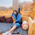 Sonalee Kulkarni Instagram - I don’t get #mondayblues I only wear #blues on #monday 💙 😉🤪 #sonaleekulkarni #jaisalmer #goldencity #suwarnanagri #rajasthan #traveller #love Golden Fort - Jaisalmer
