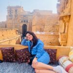 Sonalee Kulkarni Instagram - I don’t get #mondayblues I only wear #blues on #monday 💙 😉🤪 #sonaleekulkarni #jaisalmer #goldencity #suwarnanagri #rajasthan #traveller #love Golden Fort - Jaisalmer
