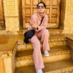 Sonalee Kulkarni Instagram - Sometimes it is nice to be able to just camouflage (not stand out) 😇 #goldencity #jaisalmer #rajasthan #haburstone #sandstone #yellow #gold #architecture #heritage #traveller #sonaleekulkarni स्वर्णनगरी जैसलमेर