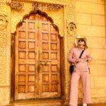 Sonalee Kulkarni Instagram - Sometimes it is nice to be able to just camouflage (not stand out) 😇 #goldencity #jaisalmer #rajasthan #haburstone #sandstone #yellow #gold #architecture #heritage #traveller #sonaleekulkarni स्वर्णनगरी जैसलमेर