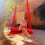 Sonalee Kulkarni Instagram - Sometimes it is nice to be able to just camouflage (not stand out) 😇 #goldencity #jaisalmer #rajasthan #haburstone #sandstone #yellow #gold #architecture #heritage #traveller #sonaleekulkarni स्वर्णनगरी जैसलमेर