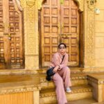 Sonalee Kulkarni Instagram - Sometimes it is nice to be able to just camouflage (not stand out) 😇 #goldencity #jaisalmer #rajasthan #haburstone #sandstone #yellow #gold #architecture #heritage #traveller #sonaleekulkarni स्वर्णनगरी जैसलमेर