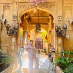 Sonalee Kulkarni Instagram - Sometimes it is nice to be able to just camouflage (not stand out) 😇 #goldencity #jaisalmer #rajasthan #haburstone #sandstone #yellow #gold #architecture #heritage #traveller #sonaleekulkarni स्वर्णनगरी जैसलमेर