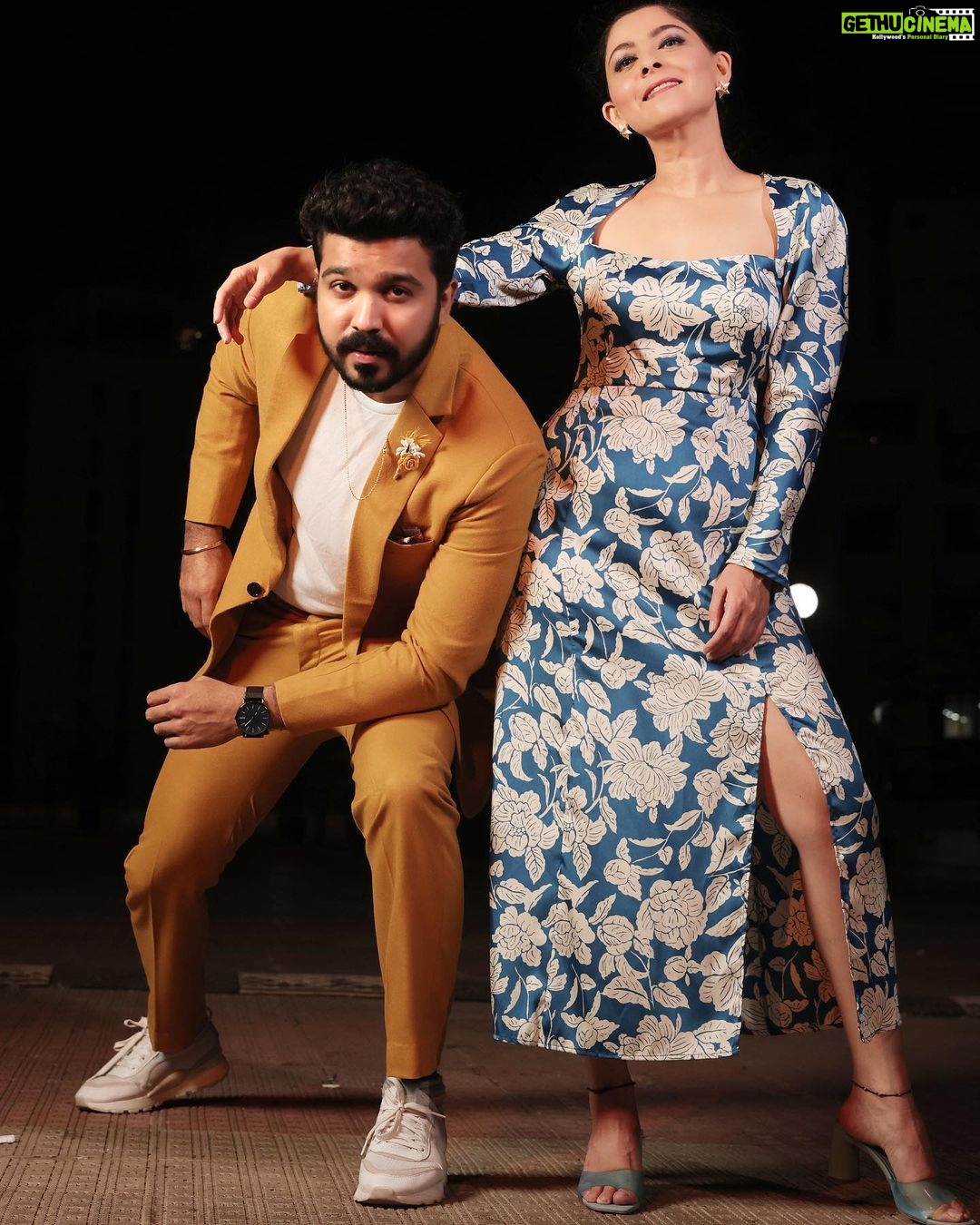 Sonalee Kulkarni Instagram - ये लड़का हाए अल्लाह 🤪🤪😝🤔🫣🤭🫢🤫 Swipe till the right end to know what I mean! Sorry Aashay I had to post the last picture, coz I look soooo gooood 🙈 #पटलंतरघ्या #patlatarghya #sonaleekulkarni ‘s outfit styled by @atulkulkarni11 #toptobottom in @zaraindia_ @zara #aashaykulkarni ‘s outfit styled by @kapadasilaai @sayalibpangare2390 Mumbai, Maharashtra