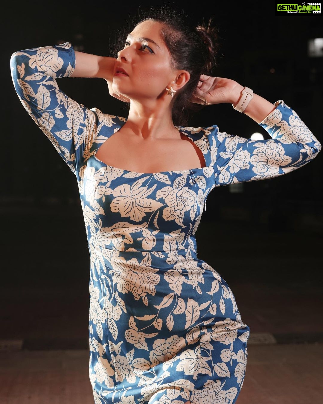 Sonalee Kulkarni Instagram - Itβs all about blues !!!! #mondayblues π π€π #photographer @ranjitpawar11 #sonaleekulkarni #mfk #awards #redcarpet #victoria #week2 #promotions #incinemasnow #marathimulgi #marathicinema Mumbai, Maharashtra