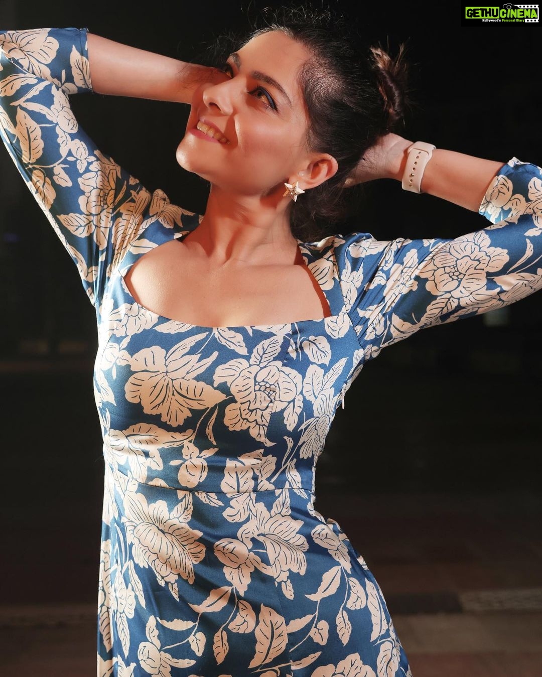 Sonalee Kulkarni Instagram - Itβs all about blues !!!! #mondayblues π π€π #photographer @ranjitpawar11 #sonaleekulkarni #mfk #awards #redcarpet #victoria #week2 #promotions #incinemasnow #marathimulgi #marathicinema Mumbai, Maharashtra