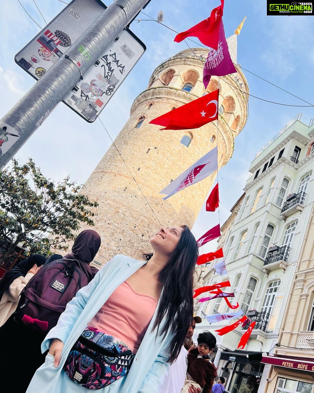 Sonalee Kulkarni Instagram - “If earth were a single state, Istanbul would be its capital.” ~ #napoleonbonaparte #sonaleekulkarni #turkey #istanbul #birthdayweek #trip #tour #travel #travelphotography İstiklal Caddesi Beyoğlu/TAKSİM