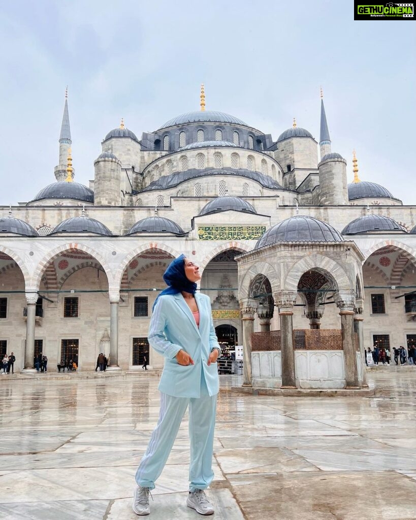 Sonalee Kulkarni Instagram - #bluemosque and #hagiasophiamosque 🕌 From history to architecture they reflect cultures, religions, power displays and make you wonder how monuments built thousands of years ago still live on tell stories and reflect the society today! #sonaleekulkarni #istanbul #visitistanbul #travel #explore #turkey #mosque #church İstanbul Turkey