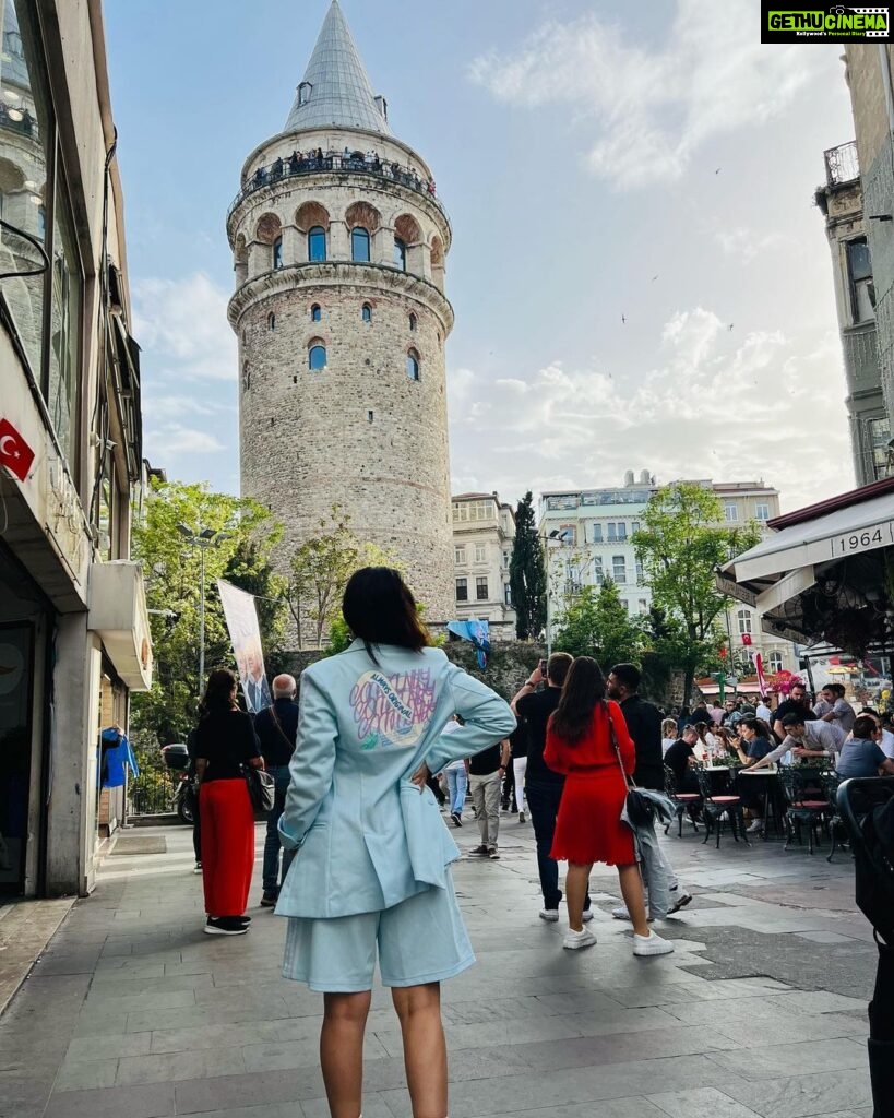 Sonalee Kulkarni Instagram - “If earth were a single state, Istanbul would be its capital.” ~ #napoleonbonaparte #sonaleekulkarni #turkey #istanbul #birthdayweek #trip #tour #travel #travelphotography İstiklal Caddesi Beyoğlu/TAKSİM