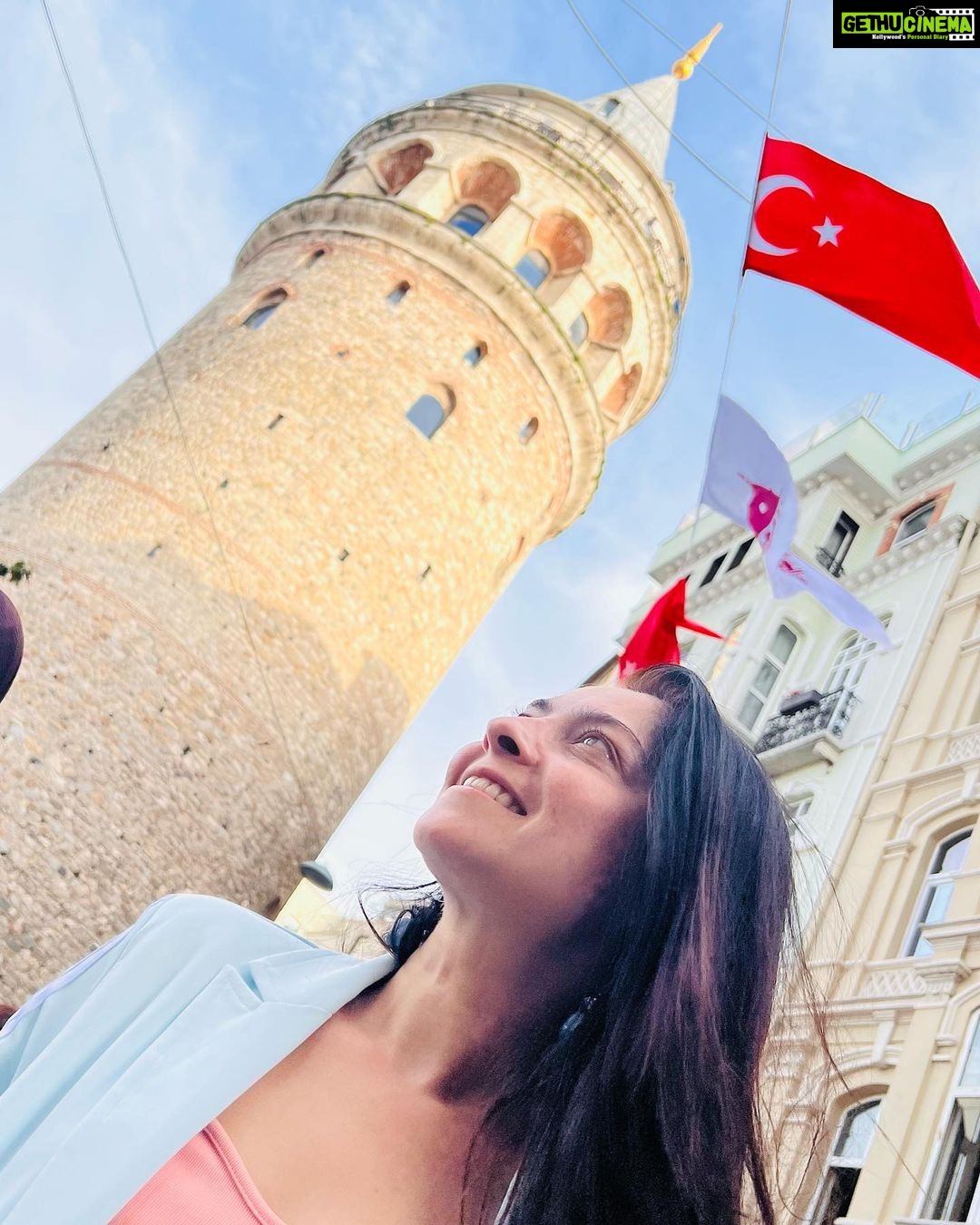Sonalee Kulkarni Instagram - “If earth were a single state, Istanbul would be its capital.” ~ #napoleonbonaparte #sonaleekulkarni #turkey #istanbul #birthdayweek #trip #tour #travel #travelphotography İstiklal Caddesi Beyoğlu/TAKSİM