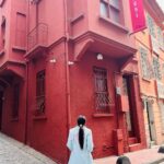 Sonalee Kulkarni Instagram - “Let everyone know I lived a happy life! “ ~ #KemalBasmaci #orhanpamuk #museumofinnocence #istanbul #sonaleekulkarni #wanderer #traveller #galata #turkey 🇹🇷 Galata/Beyoglu