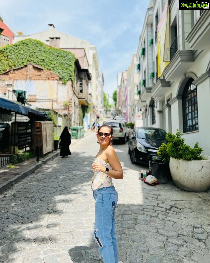Sonalee Kulkarni Instagram - #istanbul is the only city where you can cross continents by boat but you still can’t find your way out of the #grandbazaar … Swipe through to see photos matching the quote! 1. #topkapipalace where you see #asia on the right and #europe on the left of the #bosphorus ! 2. Backdrop of the #bluemosque 3. & 4. A walk in the town centre 5. Backdrop of the #hagiasophia mosque 🕌 6. Garden of hotel #enderun 7. Enjoying a kebab at @sehzadecagkebap 8. Inside the #grandbazaar 9. And finally finding my way out of the @grandbazaarofistanbul #sonaleekulkarni #visitistanbul #istanbul #birthdaytrip #birthdayweek #traveller İstanbul Turkey