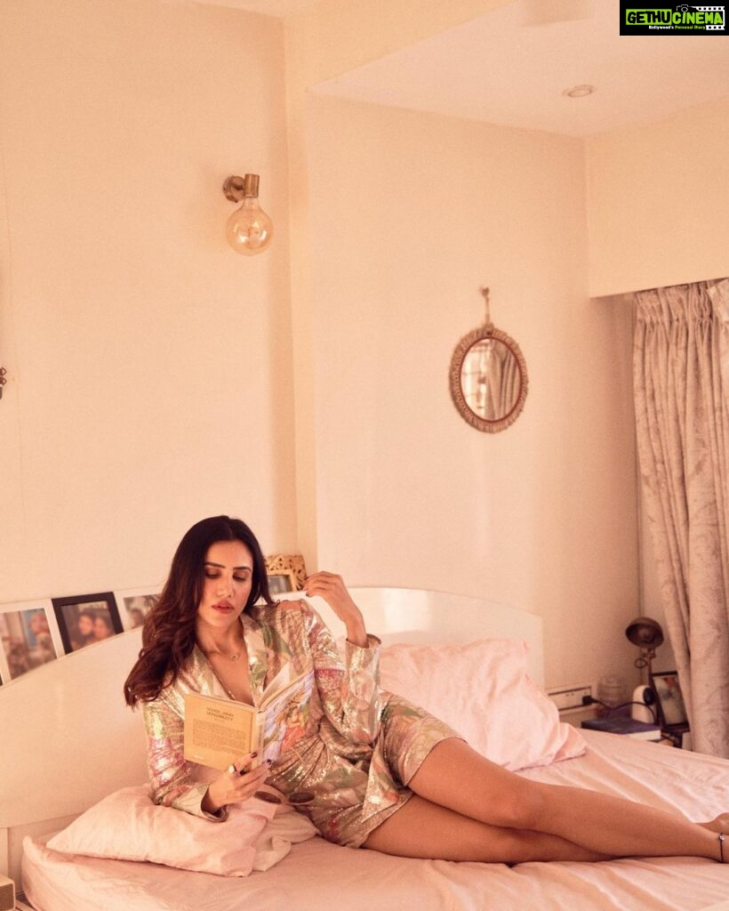 Sonnalli Seygall Instagram - Woke up like this. Casual 😎 #sundaymood☀️ Outfit: @mandirawirkhq Photographer: @dieppj