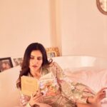 Sonnalli Seygall Instagram - Woke up like this. Casual 😎 #sundaymood☀️ Outfit: @mandirawirkhq Photographer: @dieppj