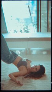 Sonnalli Seygall Instagram - Keeping the spine flexible 💥 🎥 @dieppj #reelitin #bodymovement