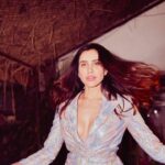 Sonnalli Seygall Instagram - Felt retro. So did it ⭐️ Video- @dieppj Outfit- @mandirawirkhq Location- @yoga101mumbai #trendingreels #retrobollywood #retrofashion #bollywood