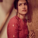 Sonnalli Seygall Instagram - Pyaar se pukar lo… Video @dieppj Location @yoga101mumbai . . . . Song credit @neetimohan18 @jimmy.felix #reelkarofeelkaro #moodedits #desigirl #indianvibes #classic #retrobollywood #retrolove