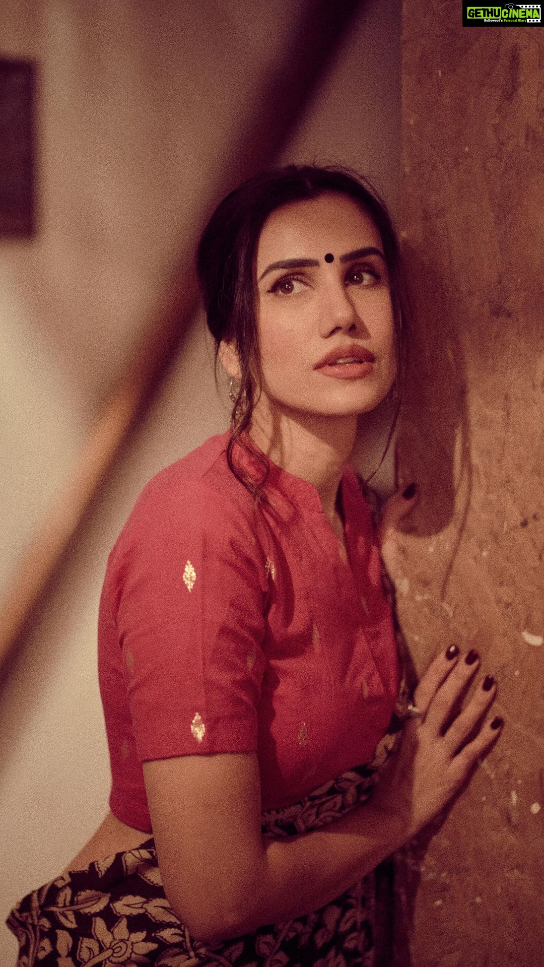Sonnalli Seygall Instagram - Pyaar se pukar lo… Video @dieppj Location @yoga101mumbai . . . . Song credit @neetimohan18 @jimmy.felix #reelkarofeelkaro #moodedits #desigirl #indianvibes #classic #retrobollywood #retrolove