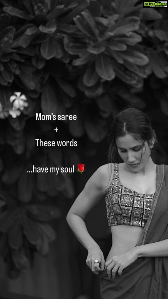 Sonnalli Seygall Instagram - Dear Mumma, incase you were wondering where your saree went 🥹 🌹 🎥 @dieppj #sareelove #blacknwhite #artistic #trendingreels #reelkarofeelkaro #desigirl #indianwear