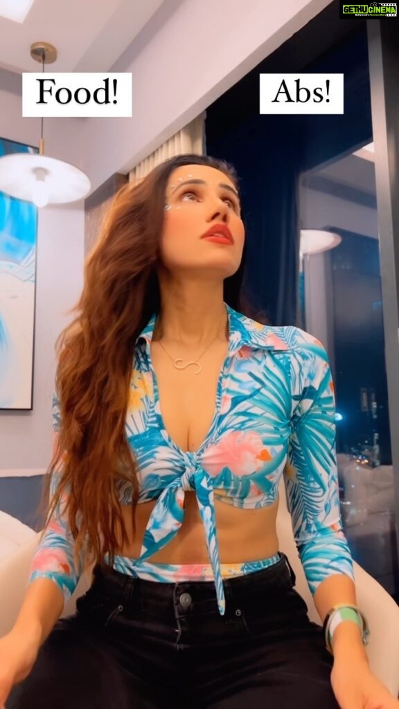 Sonnalli Seygall Instagram - What if someone told you that you could have both? 👀 Here are a few pointers on how you can eat well and still have a flat stomach- 1. Eating the right food high on fibre and protein is the key. 2. Limiting or preferably completely avoiding junk food. 3. Working out regularly. Consistency over craziness. 4. Having early dinners. 5. Never starving yourself, eating when you want n how much you want. Listen to your body. Don’t over eat. Don’t under eat. 6. Lastly & very important- Keeping your gut health in check. Number 1 cause for bloating and weight gain. Happy Living! 😀 ——————————————————————————————— #healthylivingtips #eathealthy #guthealth #healthreels #fitnessreels #reelit #trendingreels #funnyreels #stayfit