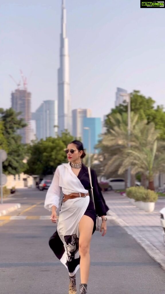 Sonnalli Seygall Instagram - When In Dubai, make it your runway 👯‍♀️ #traveldiaries #dubailife #travelwithsonnalli #dubai #trendingreels