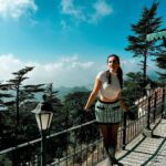 Sonnalli Seygall Instagram - 𝕺𝖓𝖈𝖊 𝖚𝖕𝖔𝖓 𝖆 𝖙𝖎𝖒𝖊 𝖙𝖍𝖊𝖗𝖊 𝖑𝖎𝖛𝖊𝖉 𝖆 𝖌𝖎𝖗𝖑 𝖜𝖍𝖔 𝖑𝖔𝖛𝖊𝖉 𝖙𝖔 𝖙𝖗𝖆𝖛𝖊𝖑 & 𝖙𝖆𝖐𝖊 𝖕𝖎𝖈𝖙𝖚𝖗𝖊𝖘 🥹💙 #travelwithsonnalli #landour #travelindia