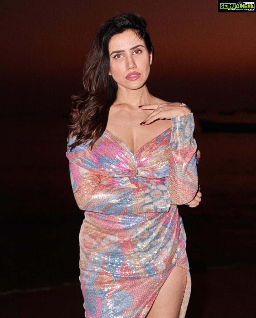 Sonnalli Seygall Instagram - She made love to the magic hour hoping it would turn into a year 💫 #sunsetlover #magichour Photograph: @dieppj Dress: @mandirawirkhq