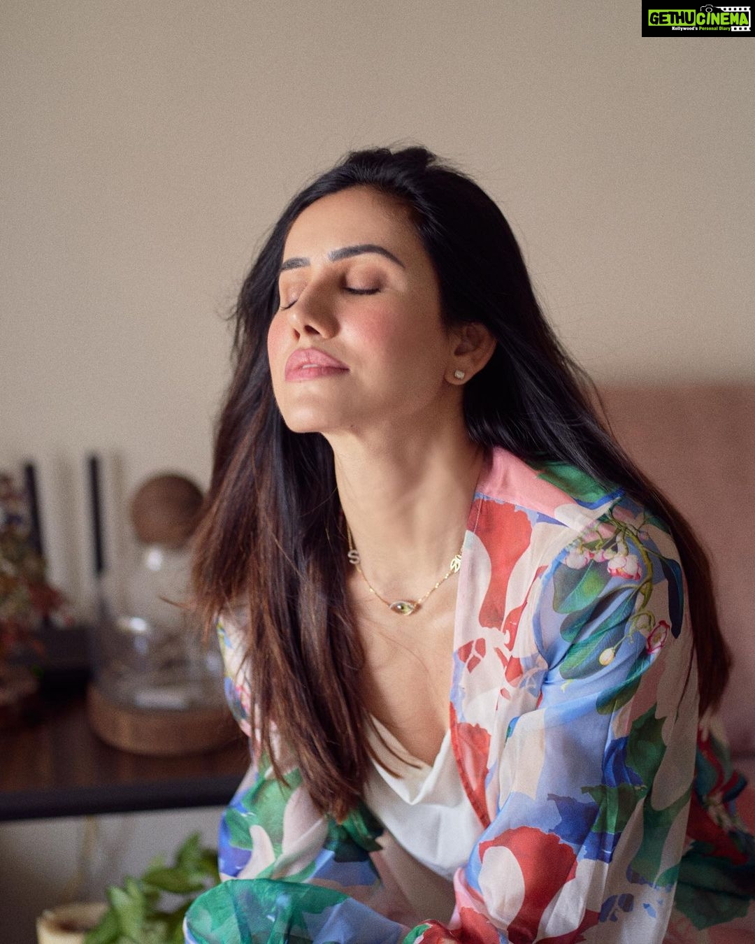 Sonnalli Seygall Instagram - ππ€π₯π | πππππ | ππ€π«π | πΌππͺπ£πππ£ππ β¦ and all that your soul desires π€ #HappyNewYear #2023 #newbeginnings π @mandirawirkhq πΈ @dieppj