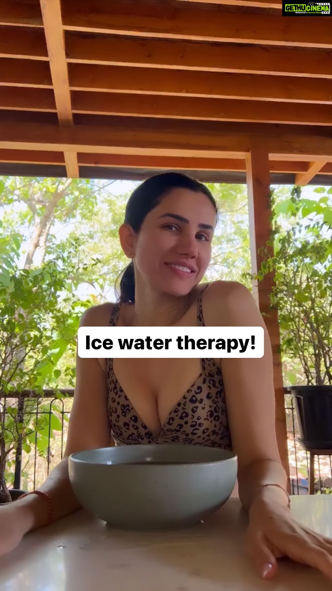 Sonnalli Seygall Instagram - Ice water therapy for face! Best way to tighten skin pores and tackle puffiness! I may skip my morning coffee, but never this 😉🥹 Pro tip- Never use ice cubes directly on your face, as it causes burns! #homeremedies #skincaretips #skinhealth #morningroutine #puffiness #wellnessthatworks
