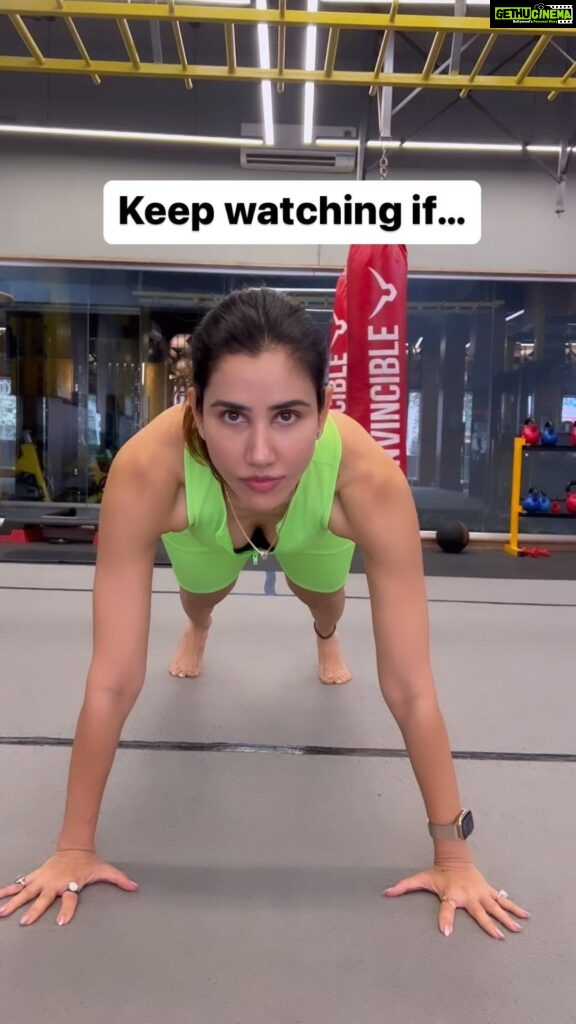 Sonnalli Seygall Instagram - Turning my world upside down 🙃 #fitnessreels #backbendchallenge #backbend #fitnesschallenge #yogawithsonnalli