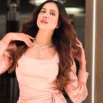 Sonnalli Seygall Instagram - Leaving a little sparkle wherever I go ✨️ Outfit: @mandirawirkhq Jewels: @rimayu07 Styling: @stylekarmaa #glam #ootn #fashion #dubai #dubainightlife #mondaymood #feelitreelit #feelkaroreelkaro #trendingreels #viralreels #reelsvideo