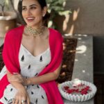 Sonnalli Seygall Instagram - Some festive drama 💗 Outfit: @souniagohil #festiveseason #weekendmood #fridayvibes #ethnicwear #ootd #fashion
