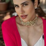 Sonnalli Seygall Instagram - Festive transition ✨️ Which look do you like the most? 1,2 or 3? Comment👇 All outfits: @souniagohil ❣️ #ganpati #ganpatibappamorya #ganeshchaturthi #festivevibes #feelitreelit #feelkaroreelkaro #trendingreels #viralreels #reelsvideo